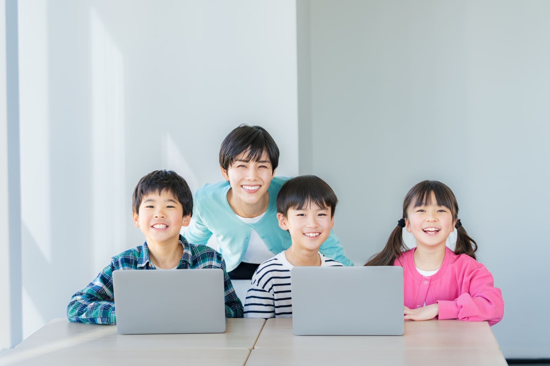 笑顔の女性と小学生