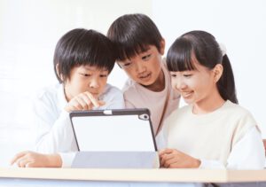 タブレットで遊ぶ小学生