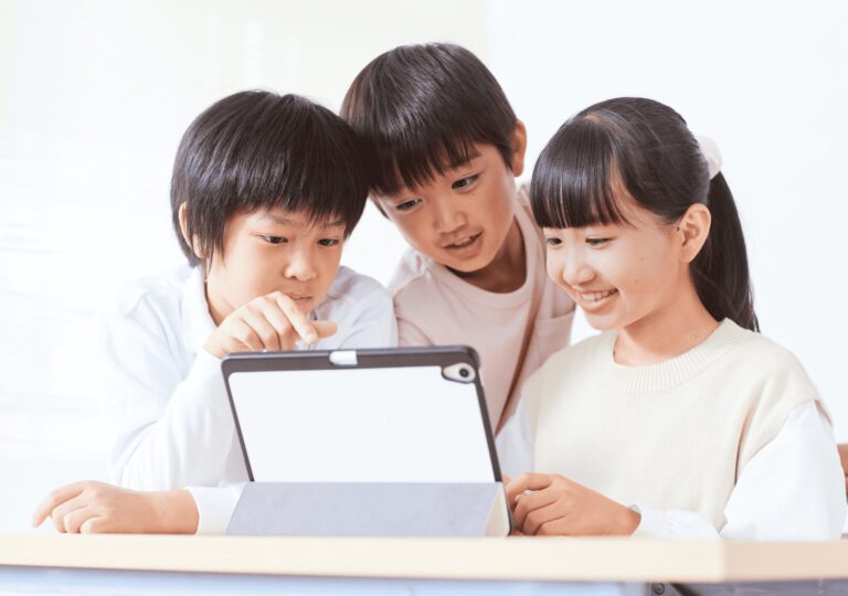 タブレットで遊ぶ小学生