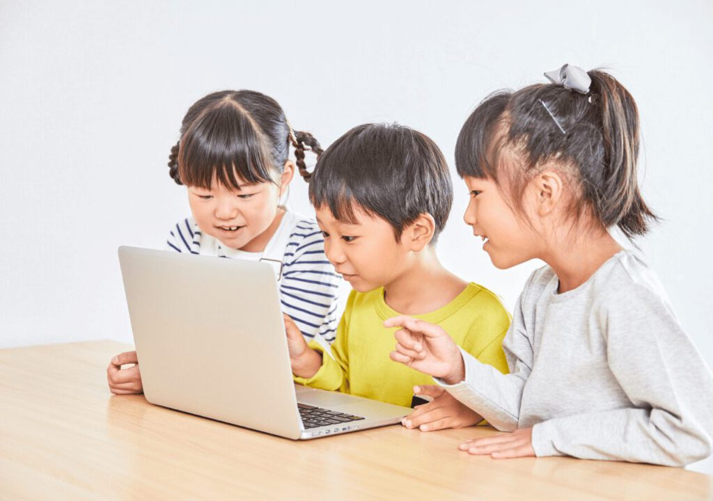 パソコンで遊ぶ小学生