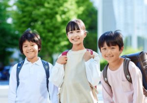 ランドセルを背負う小学生3人