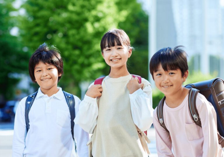 ランドセルを背負う小学生3人